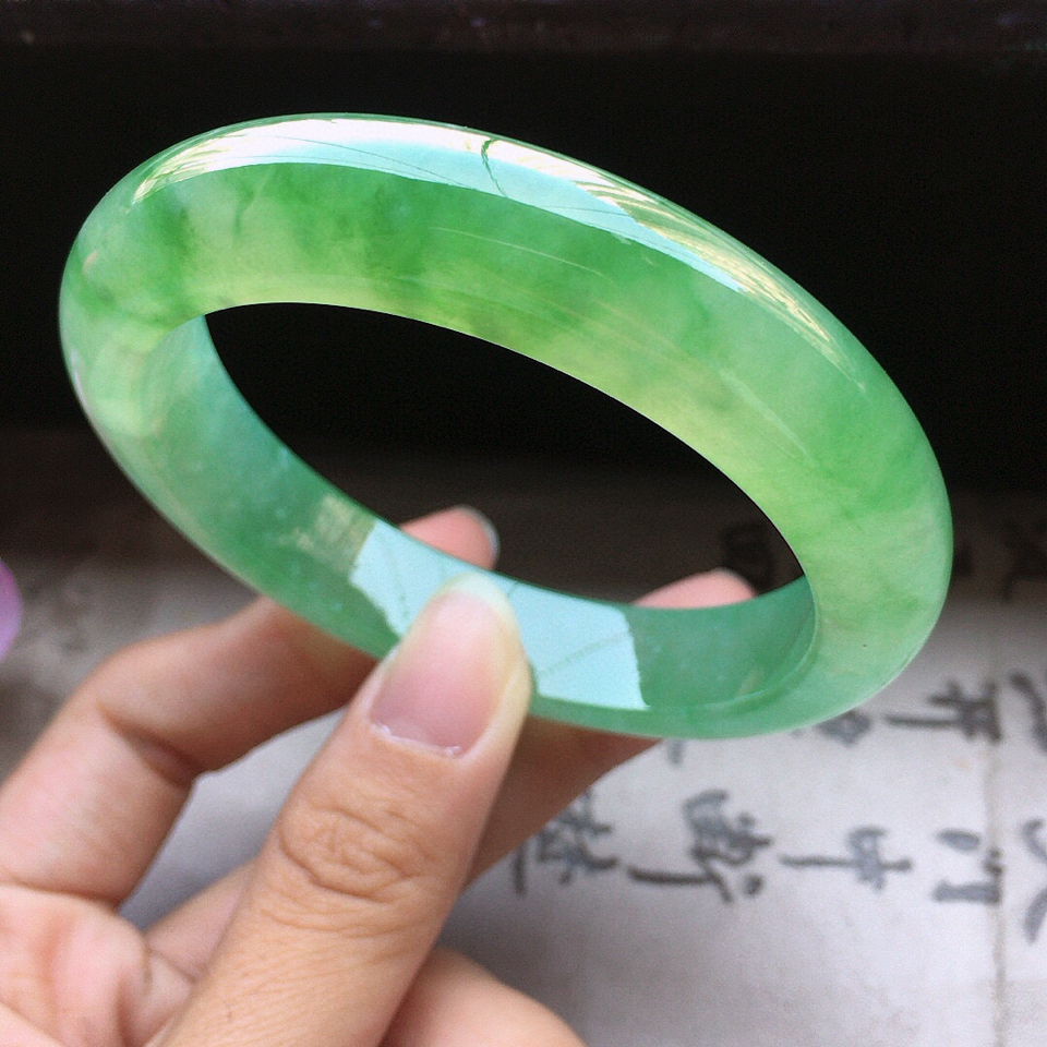 翡翠糯冰种带绿正圈手镯56mm