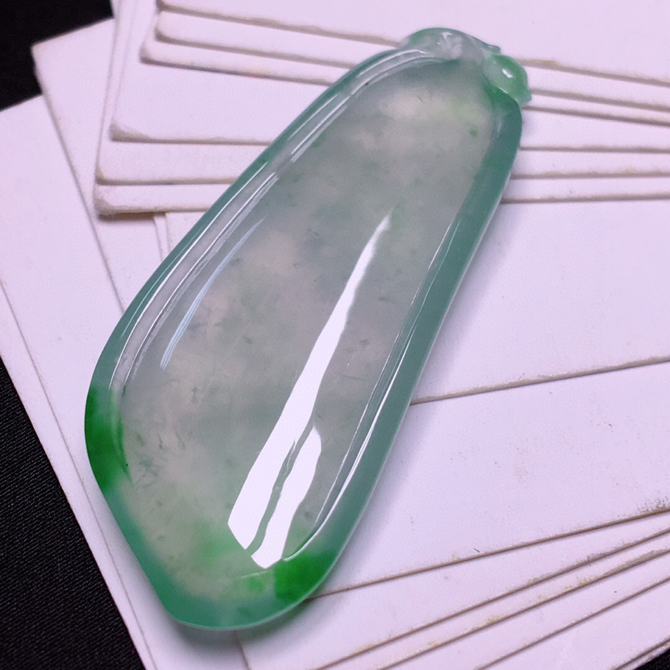 高冰飘丝翠色福瓜挂件翡翠