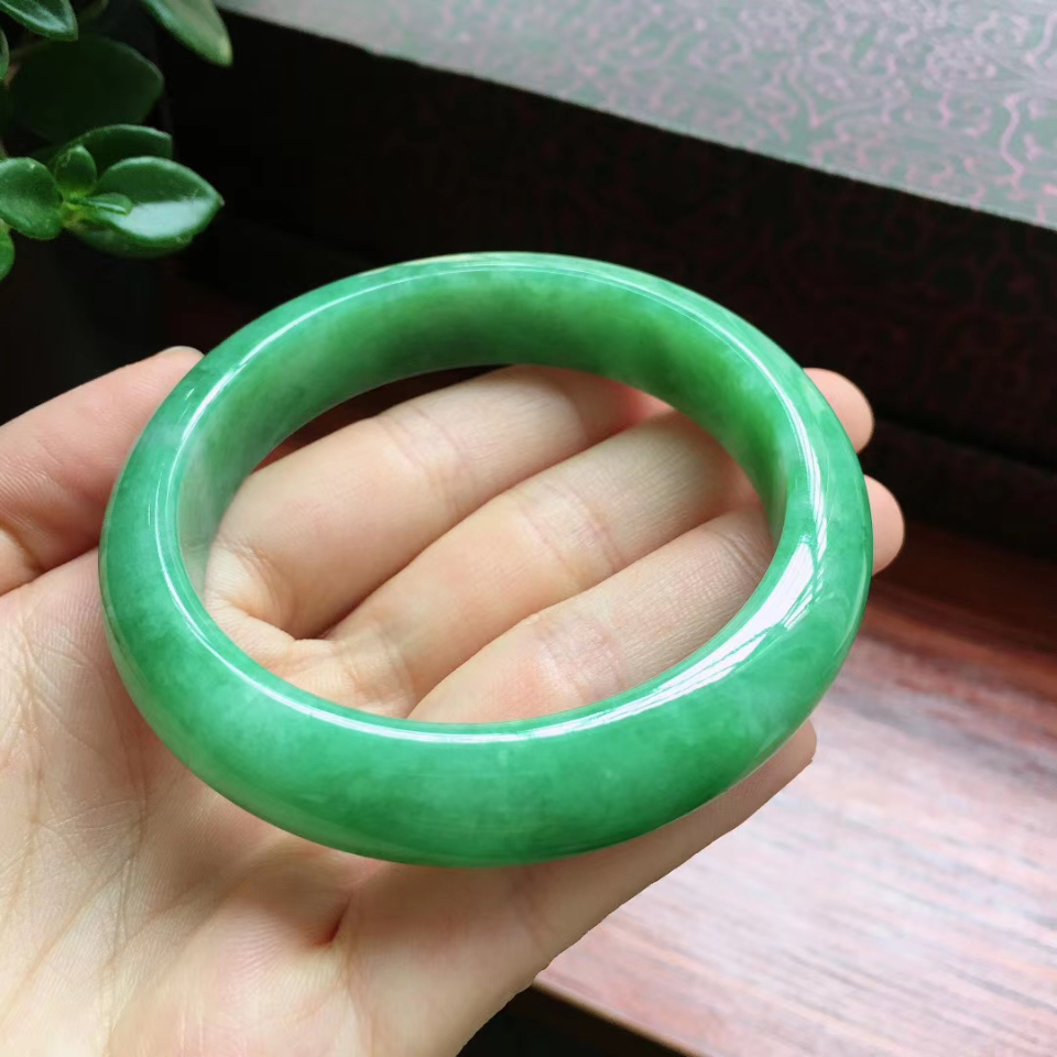 56圈口满绿宽边手镯