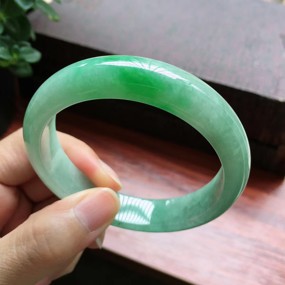 56圈口糯冰飘阳绿宽边手镯