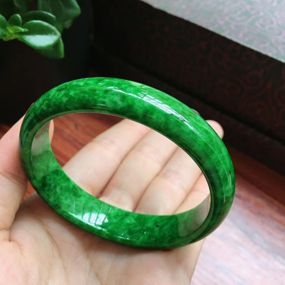 57圈口满辣绿宽边贵妃镯