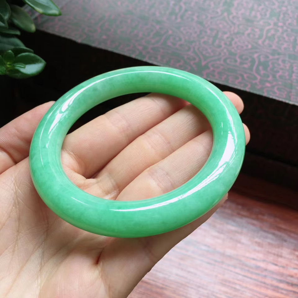 55圈口满绿圆条手镯