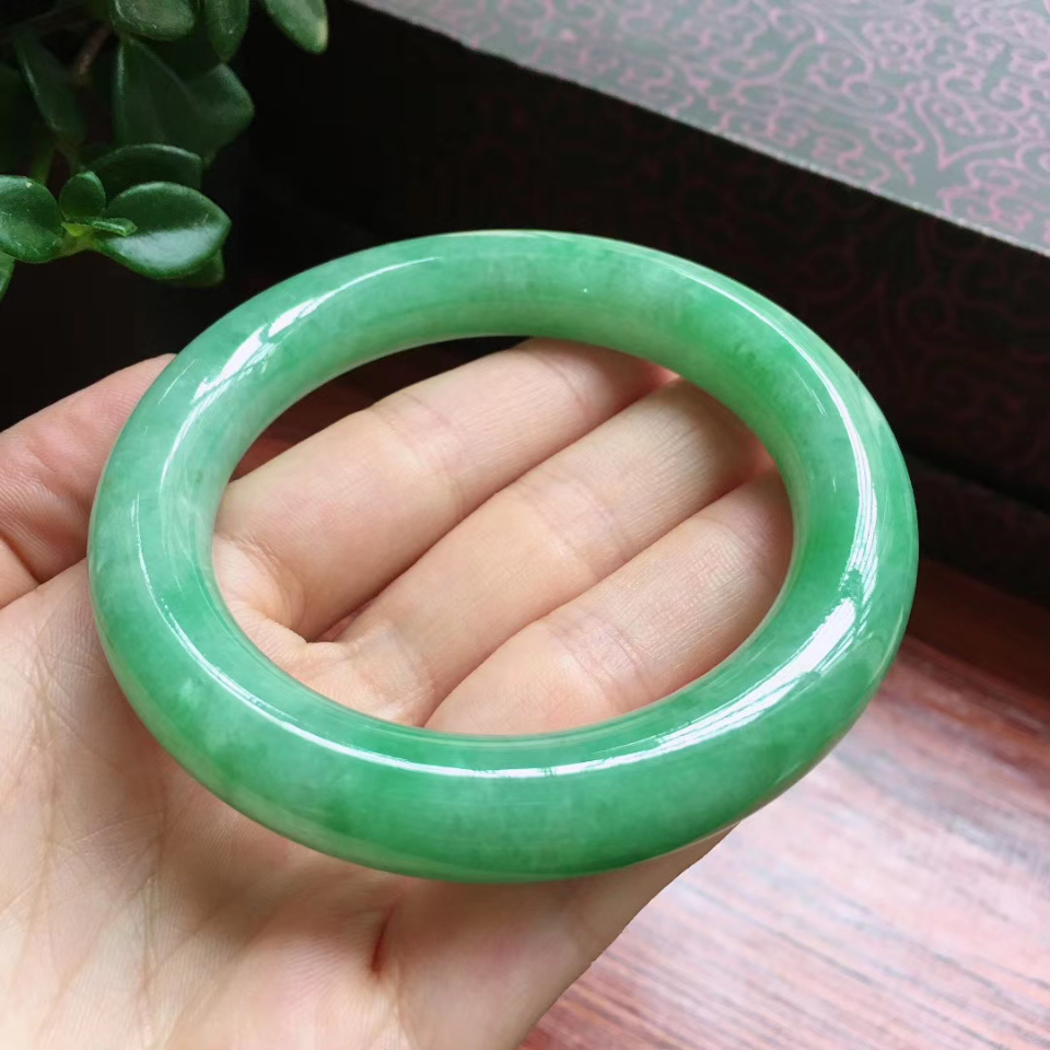 56圈口满绿圆条手镯