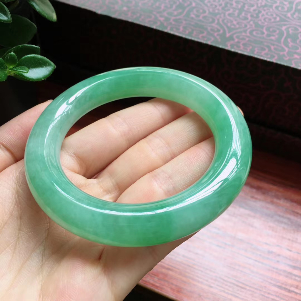 56圈口满绿圆条手镯