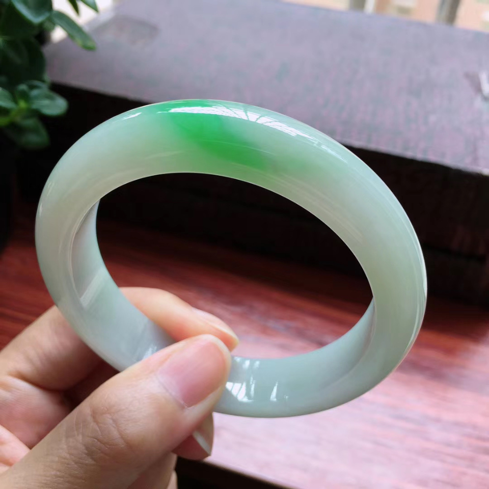 57圈口浅色飘阳绿宽边手镯