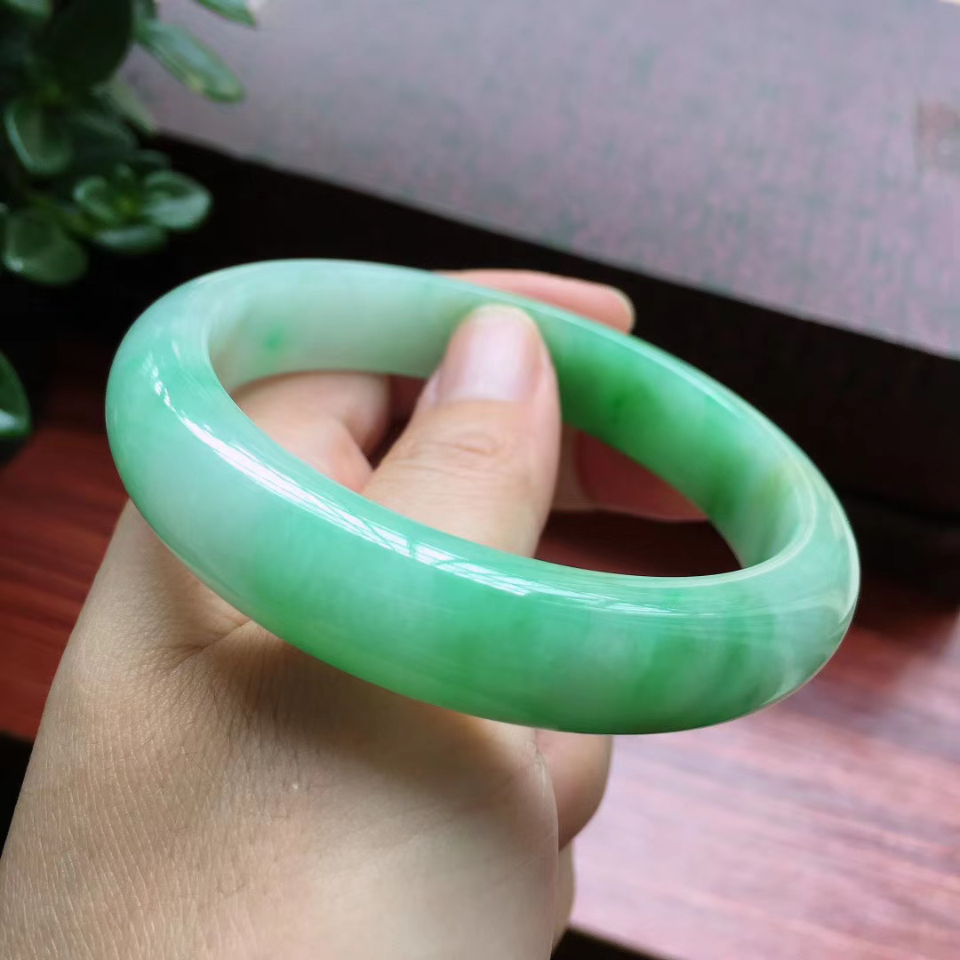 57圈口糯冰飘绿宽边手镯