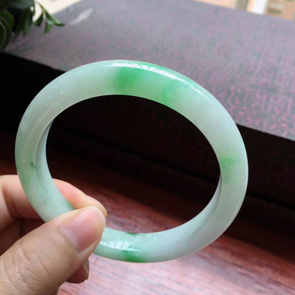 58圈口糯冰飘阳绿宽边手镯