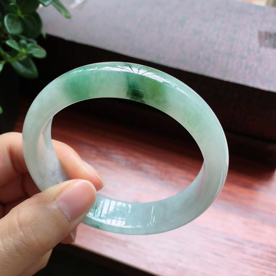 56圈口糯冰飘花宽边手镯