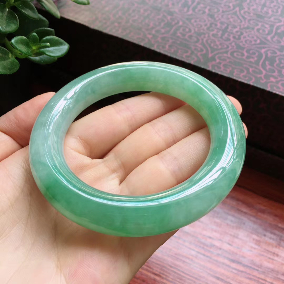 56圈口淡绿圆条手镯
