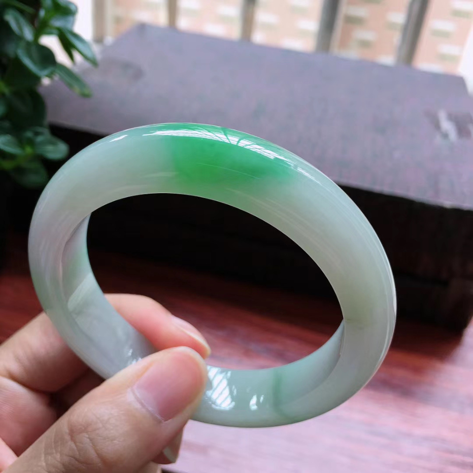 56圈口浅紫飘绿宽边手镯