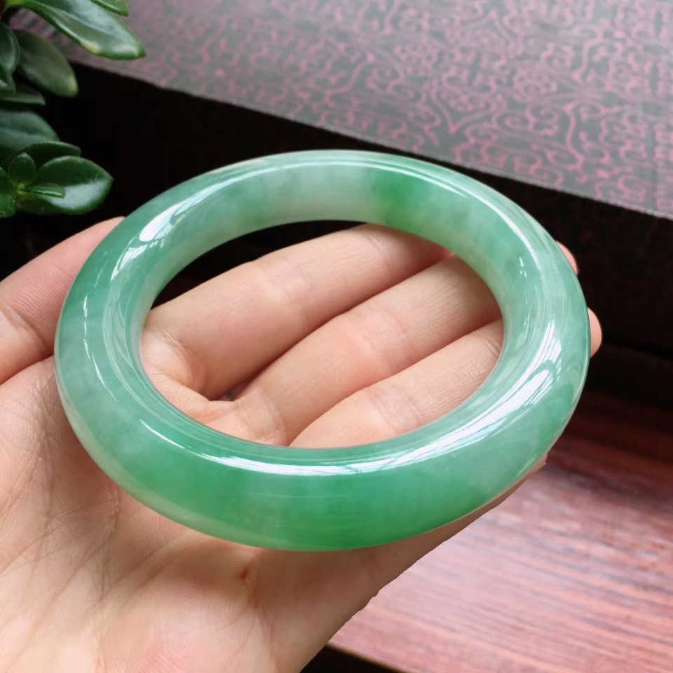 56圈口淡绿圆条手镯