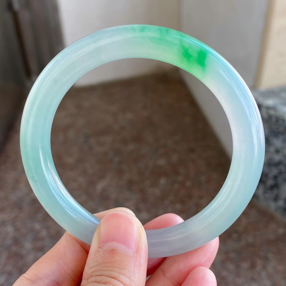 53.5冰种飘阳绿圆条手镯