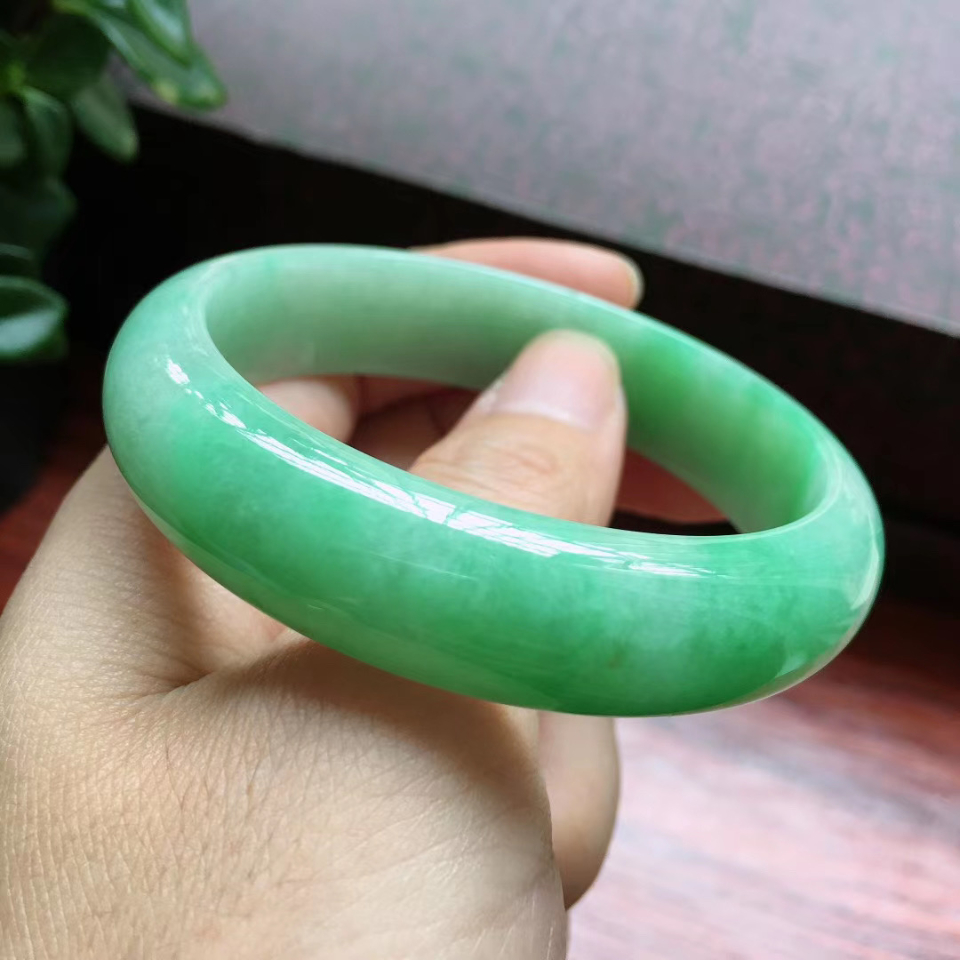 52圈口满绿宽边手镯