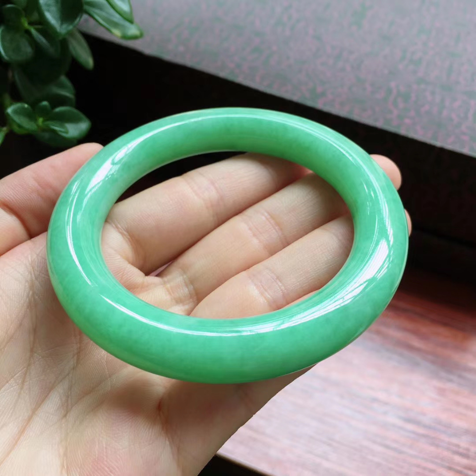 55圈口果绿圆条手镯