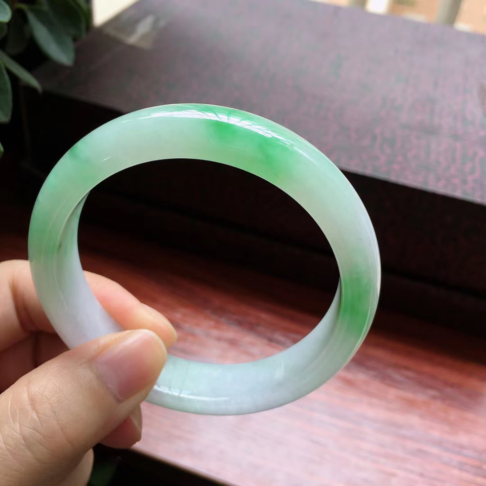56圈口飘阳绿宽边手镯