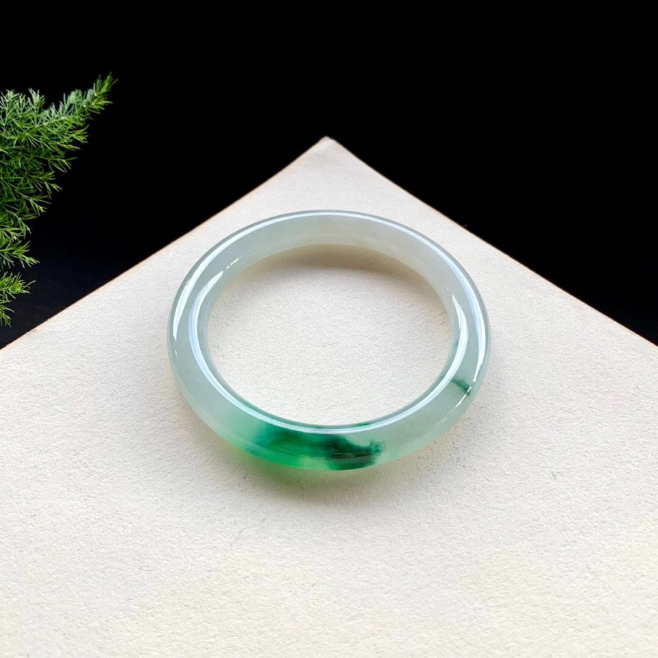 糯冰种飘绿花圆条翡翠手镯（53.6mm）