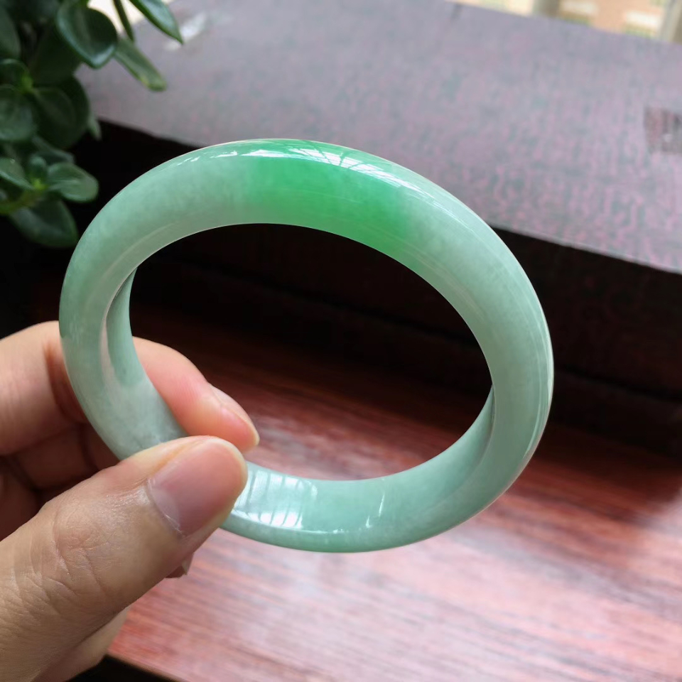 56圈口飘绿宽边手镯