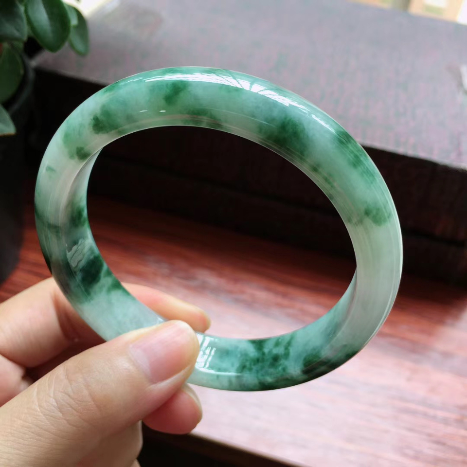61圈口飘花宽边手镯