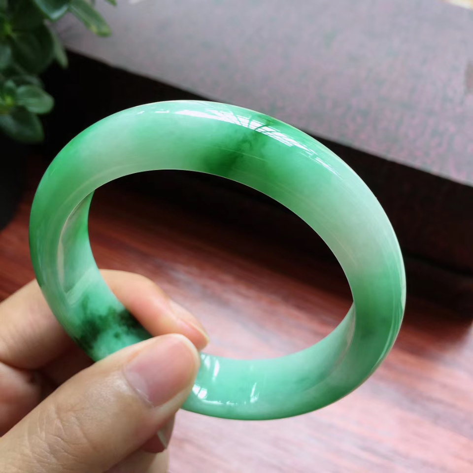 56圈口飘阳绿宽边手镯