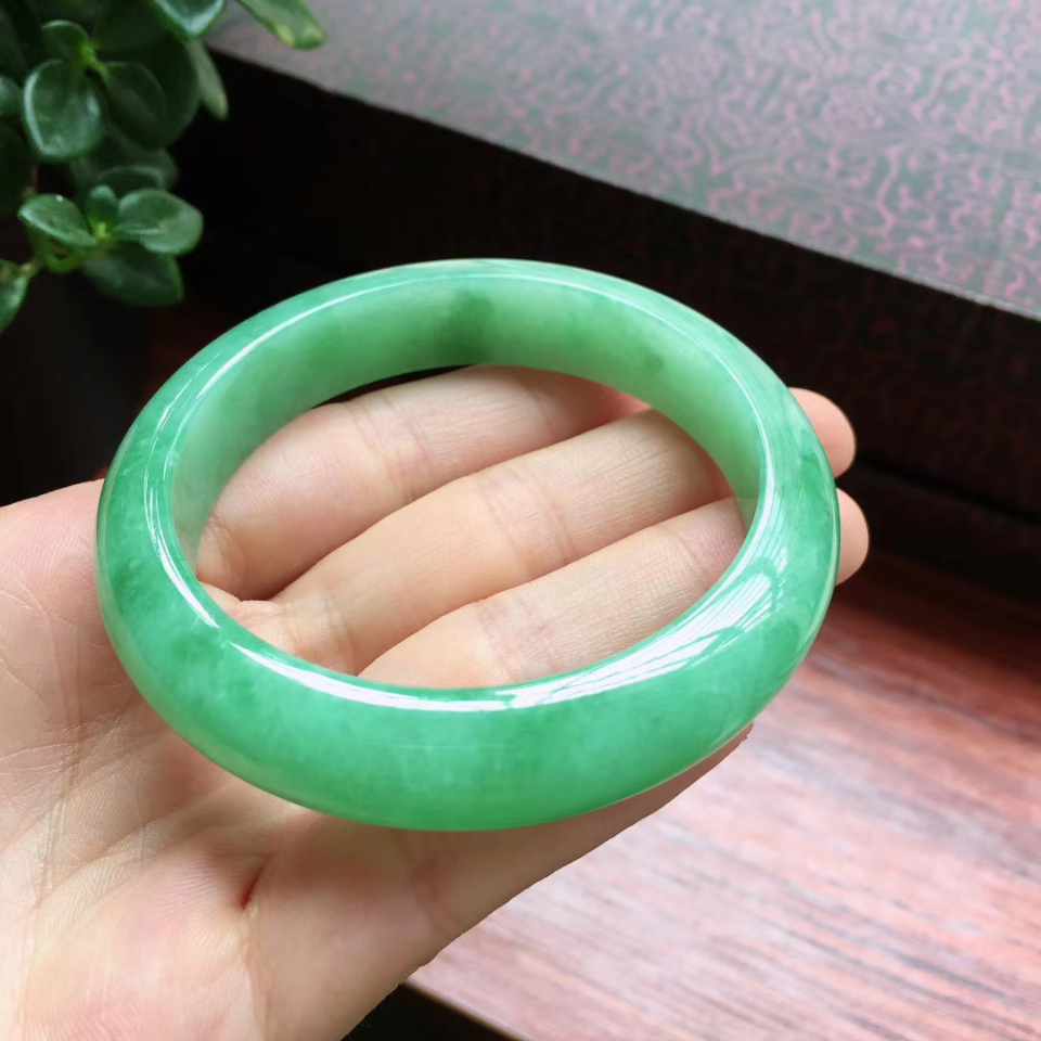 55圈口满绿宽边手镯