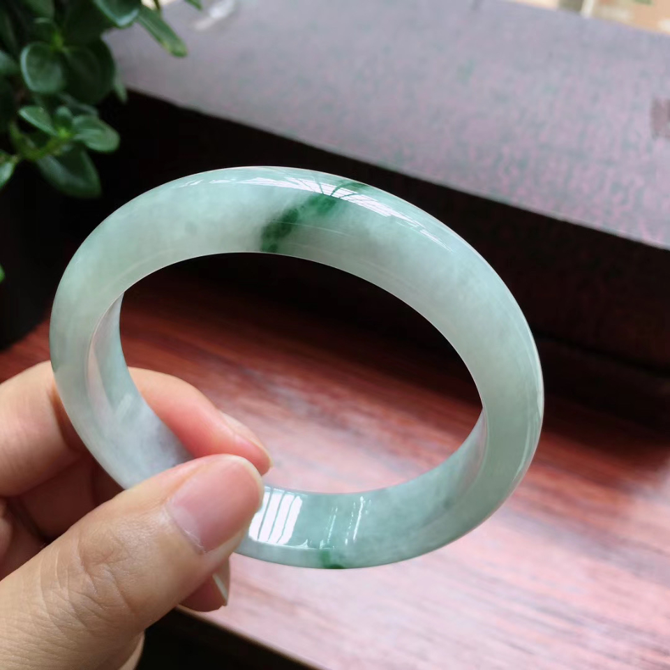 57圈口飘花宽边手镯