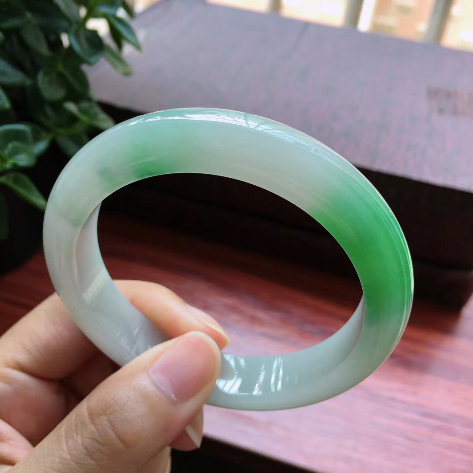 57圈口阳绿宽边手镯
