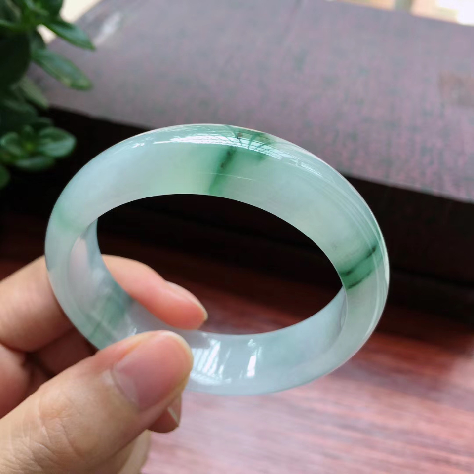 53圈口冰润飘花宽边贵妃镯