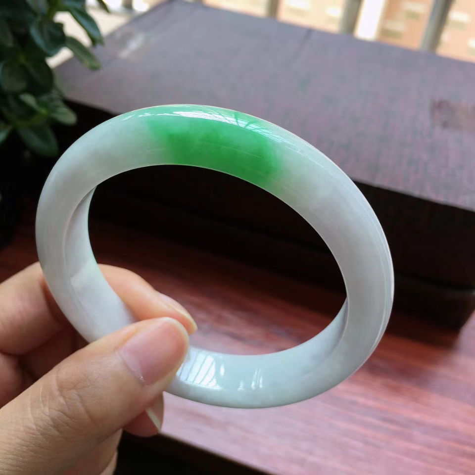 58圈口飘阳绿宽边手镯