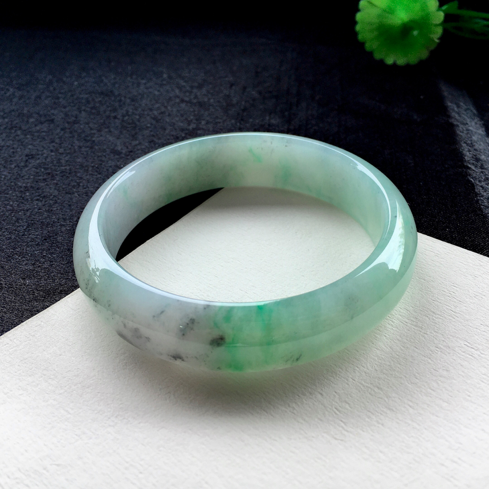 糯冰种飘绿翡翠手镯58mm