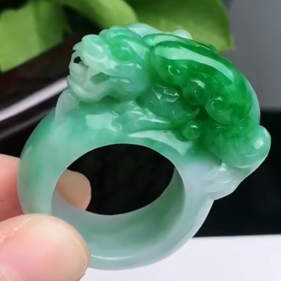 飘绿貔貅扳指