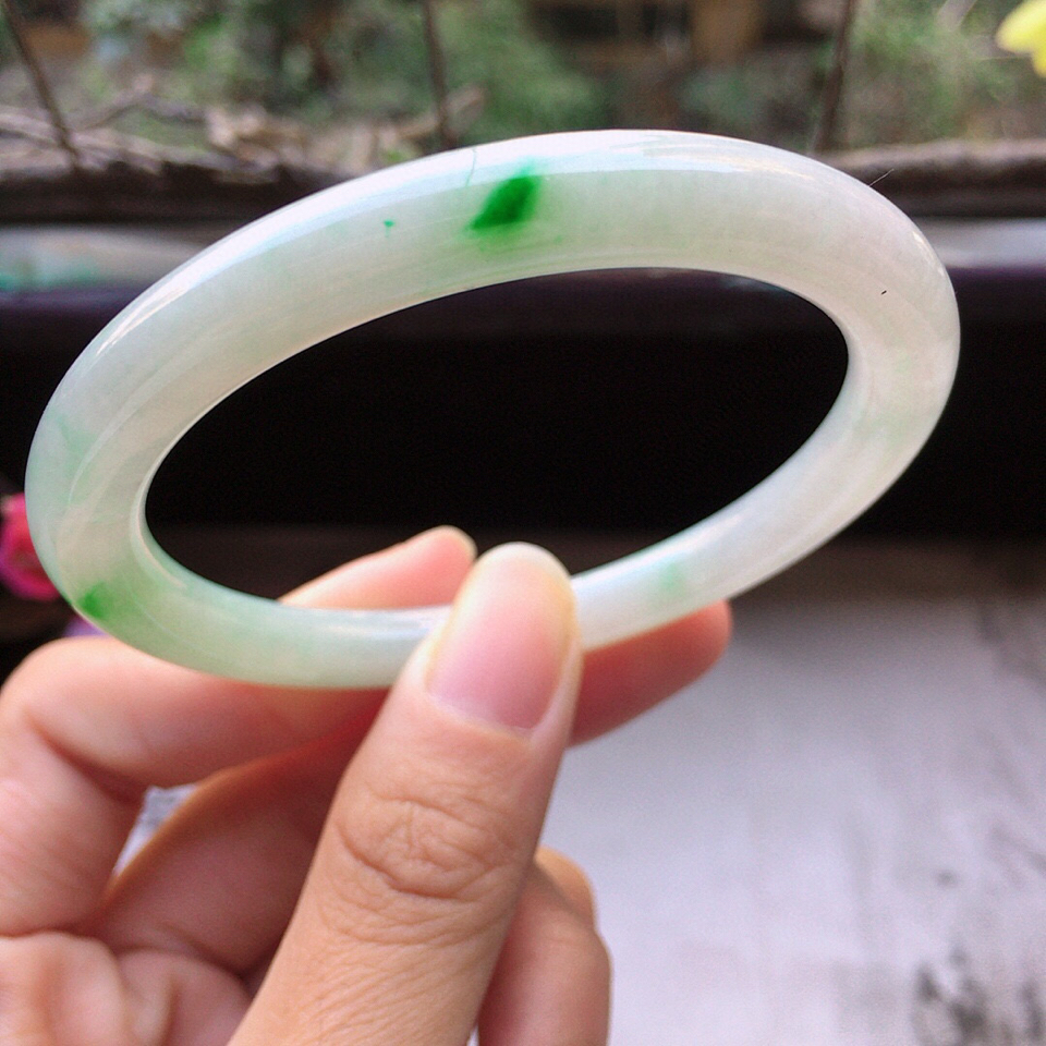 翡翠细糯种带绿圆条手镯53mm