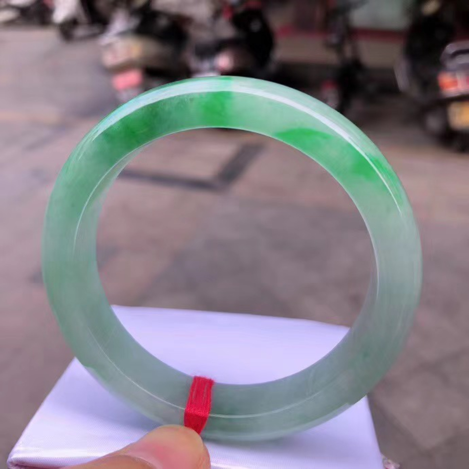 冰润飘阳绿正圈手镯