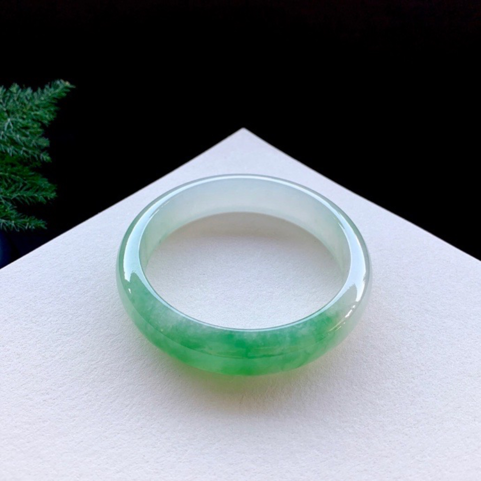 糯冰种飘绿花翡翠手镯56.4mm