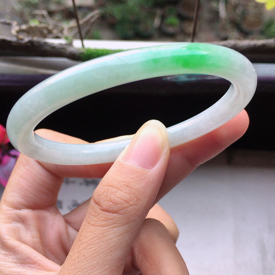 翡翠细糯种带绿圆条贵妃手镯53mm