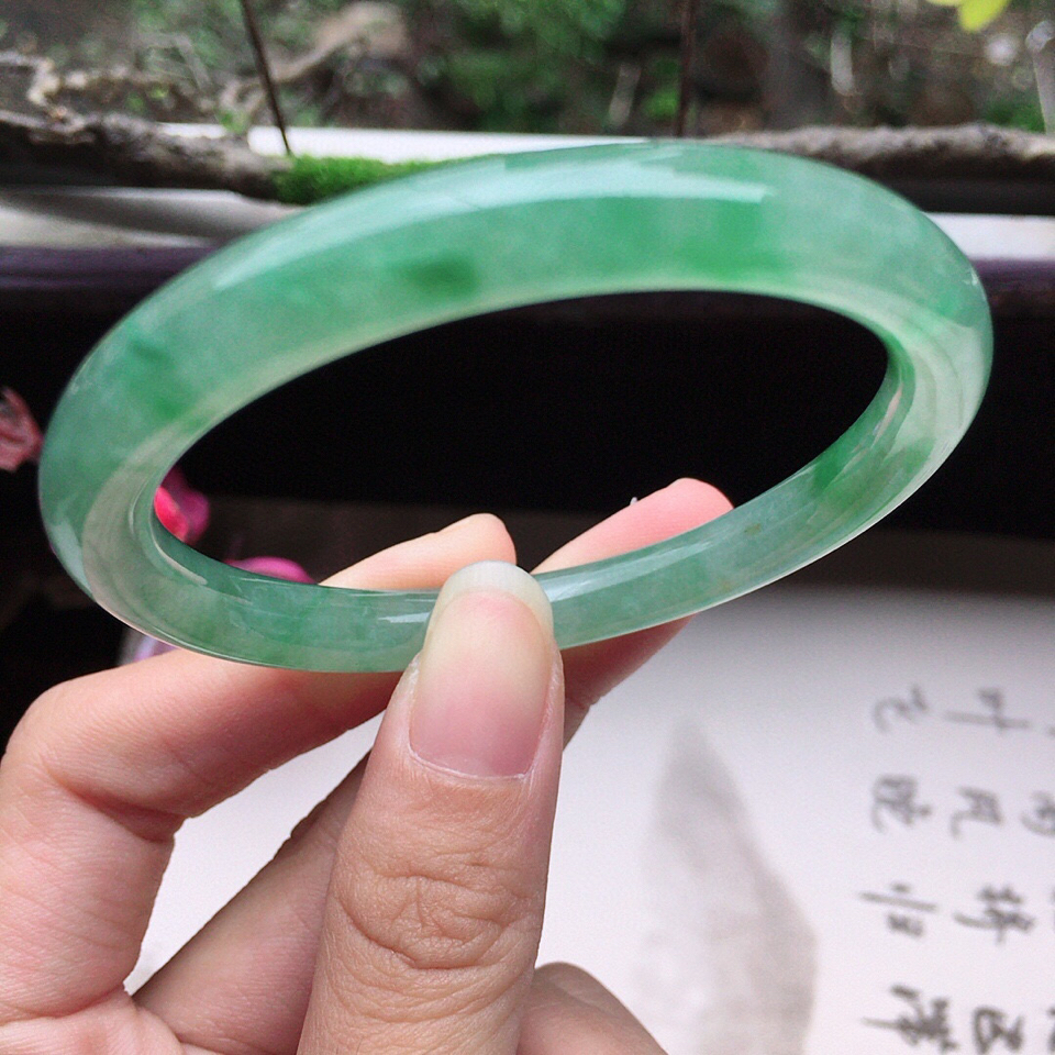 翡翠冰种带绿圆条手镯50mm