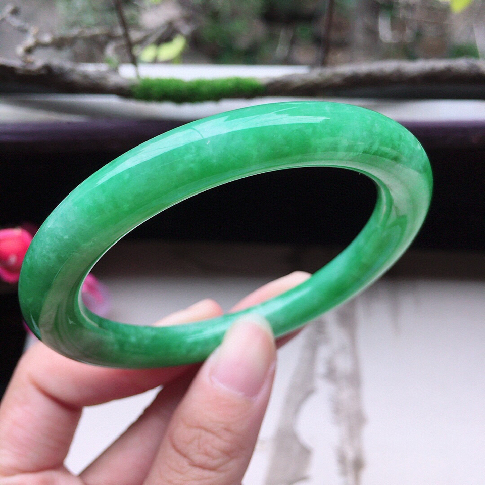 翡翠细糯种带绿圆条手镯54mm