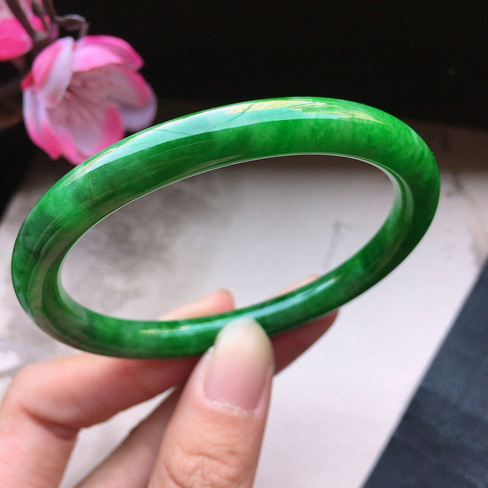 翡翠细糯种带绿圆条贵妃手镯54mm