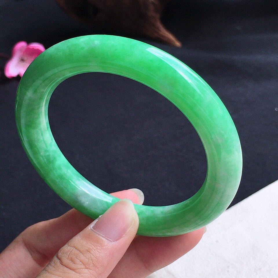 手镯，翡翠细糯种带绿圆条手镯55mm