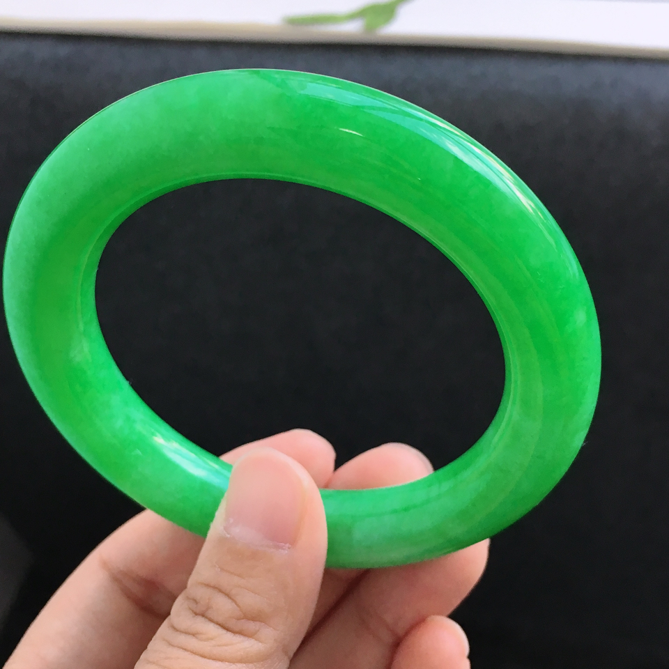天然翡翠细糯种满阳绿圆条手镯（55.3mm）