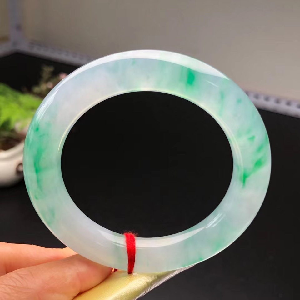 冰玻种飘绿花圆条手镯（56mm）翡翠