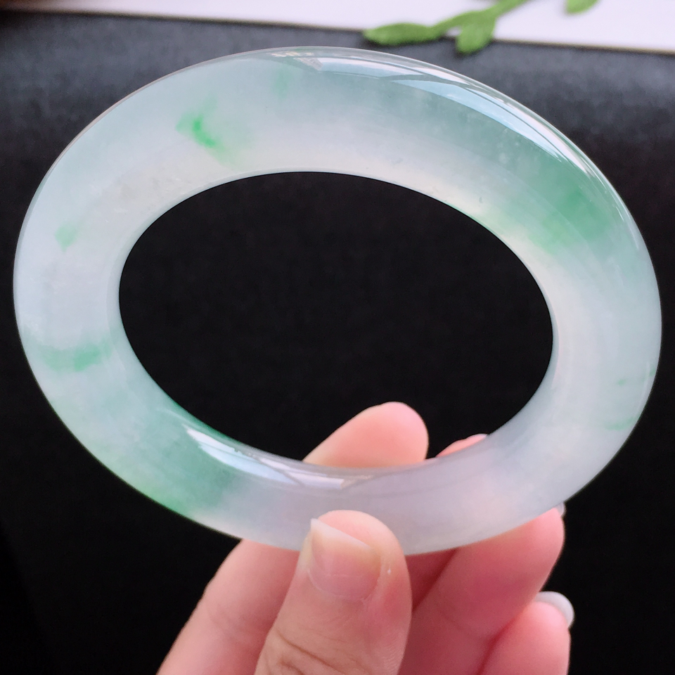 天然翡翠冰种飘绿花胖圆条手镯（56.5mm）