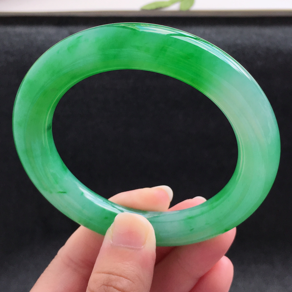 天然翡翠细糯种飘阳绿圆条手镯（56.5mm）
