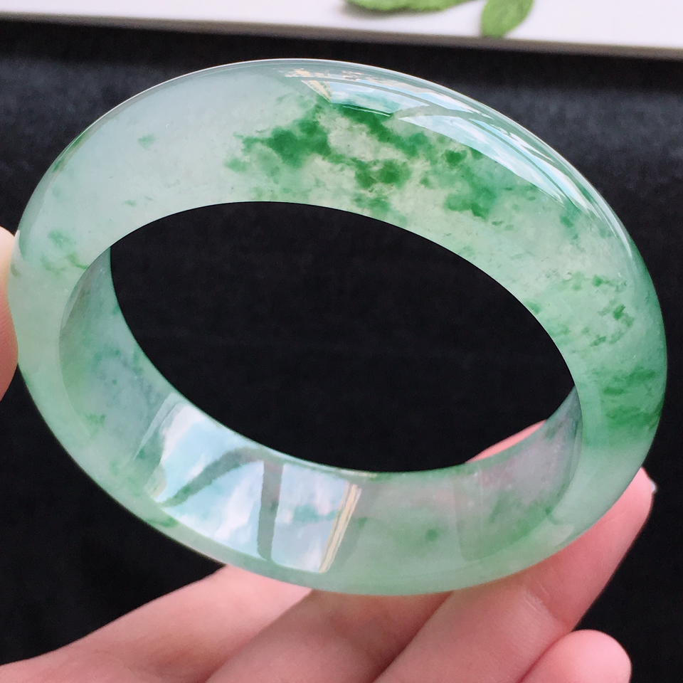 天然翡翠冰种飘绿花厚装宽边手镯（57.6mm）