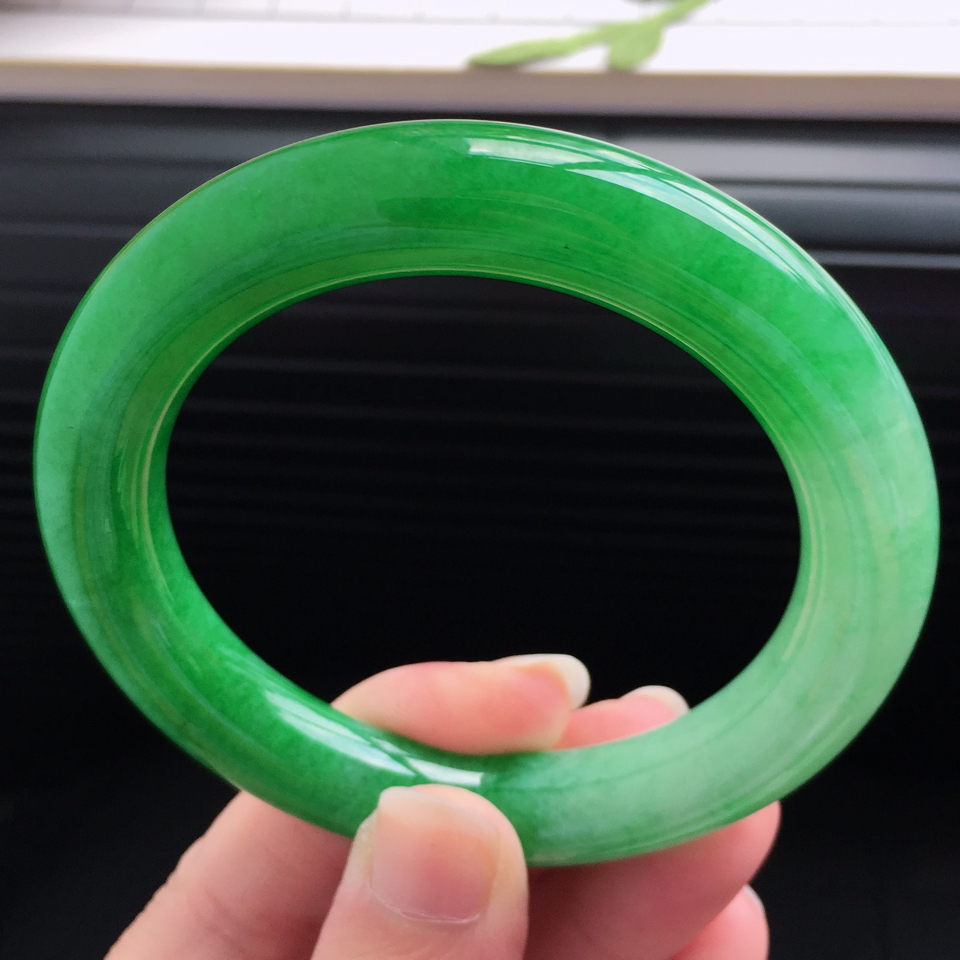 天然翡翠细糯种飘阳绿圆条手镯（53.2mm）