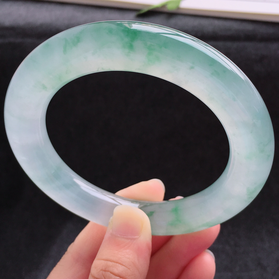 天然翡翠冰种飘绿厚装圆条手镯（61.0mm）