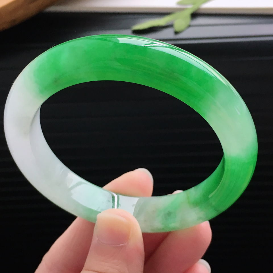 天然翡翠细糯种飘阳绿宽边手镯（55.9mm）