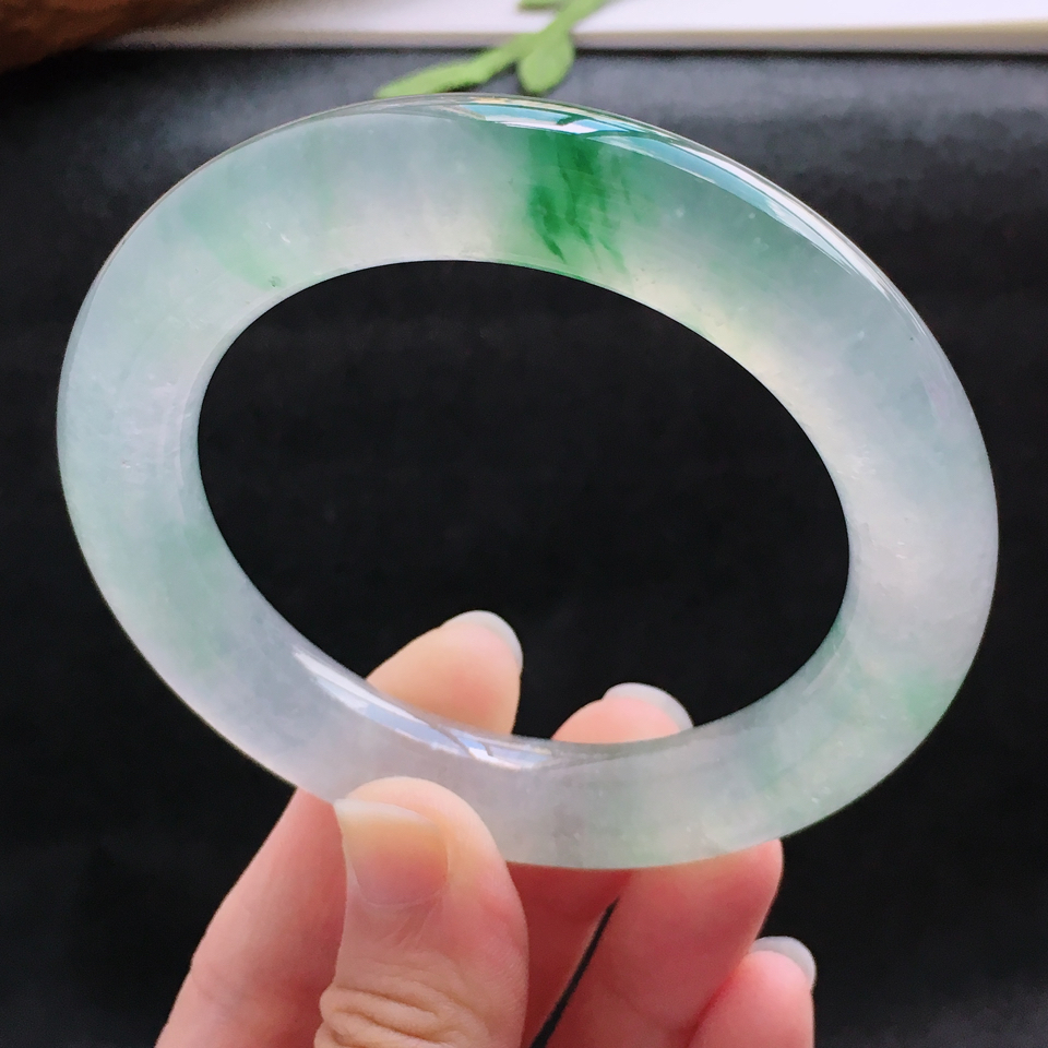 天然翡翠老坑冰种飘绿圆条手镯（56.7mm）
