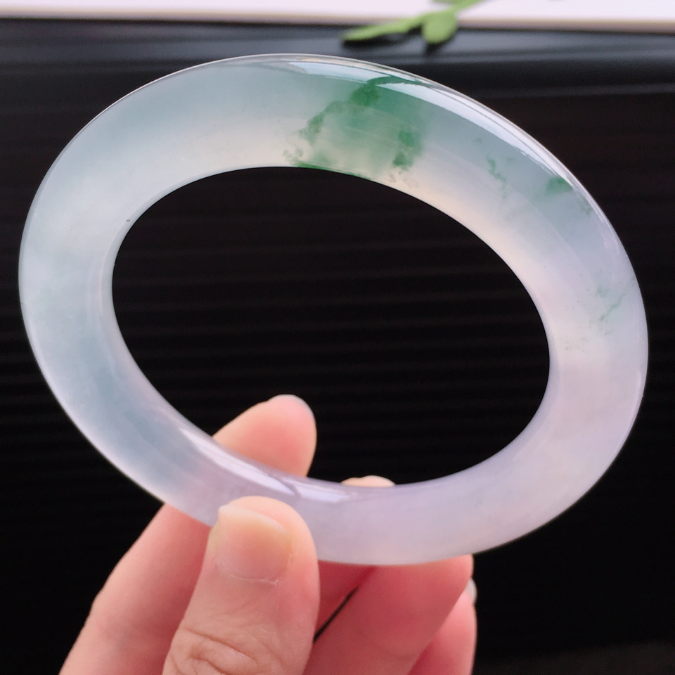 天然翡翠冰种飘绿圆条手镯（57.6mm）
