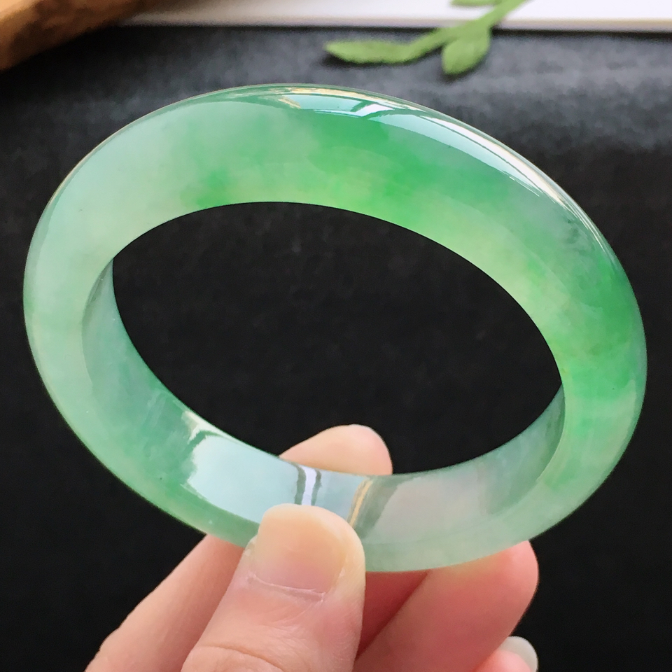 天然翡翠冰糯種冰滿綠寬邊手鐲（55.1mm）