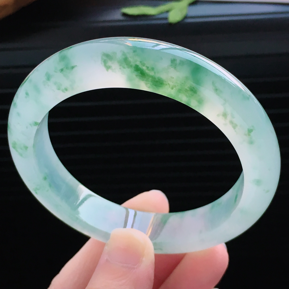 天然翡翠冰種飄綠花寬邊手鐲（57.2mm）